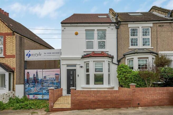 4 bed property, in Nightingale Grove, £775,000