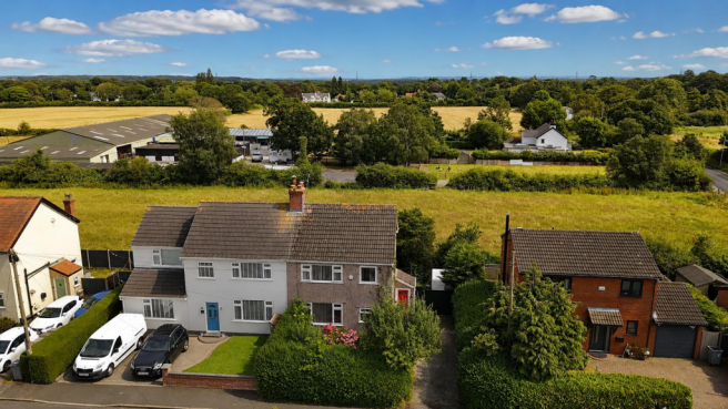 2 bed property, in Thorncroft Drive, £259,950