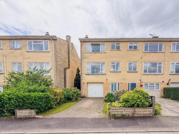 3 bed property, in Marshfield Way, £375,000