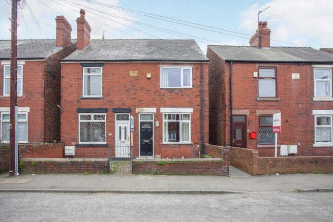 2 bed property, in Victoria Road, £160,000
