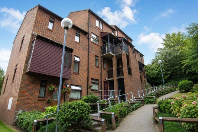 2 bed property, in Flat 11 Hilltop Court, £100,000