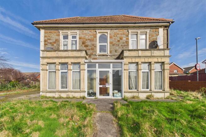 4 bed property, in Bell Hill Road, £475,000
