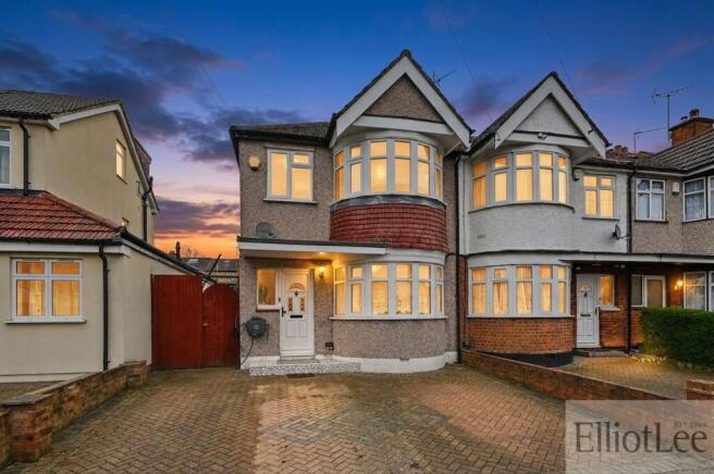 3 bed property, in Clitheroe Avenue, £600,000