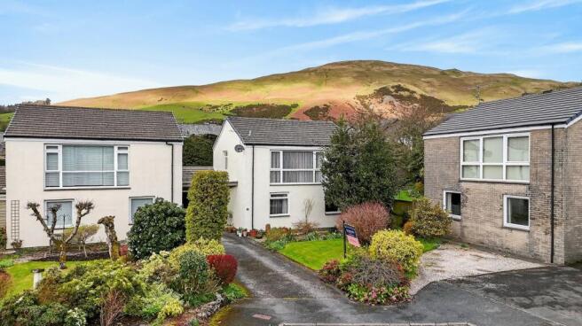 3 bed property, in Queens Drive, £400,000