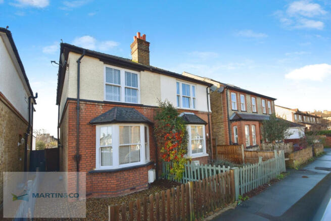 2 bed property, in Sunbury Lane, £530,000