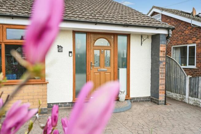 3 bed property, in Pinewood Road, £220,000