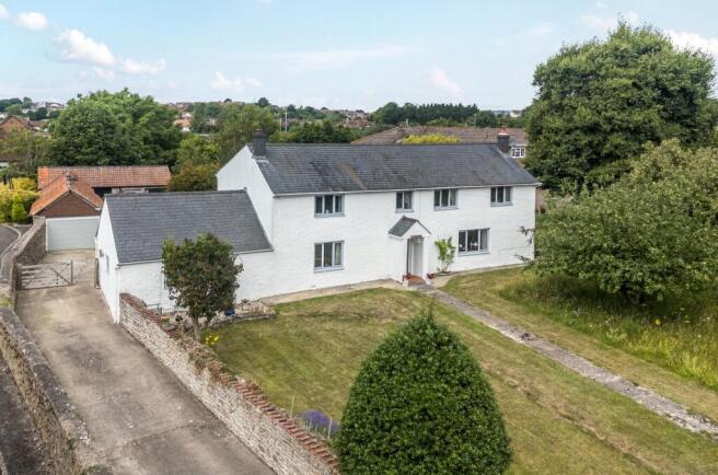 5 bed property, in Undy, £760,000
