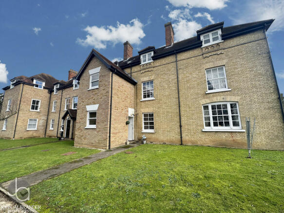 2 bed property, in Station Road, £190,000