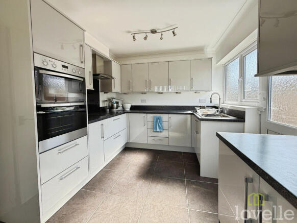 3 bed property, in Waverley Avenue, £300,000