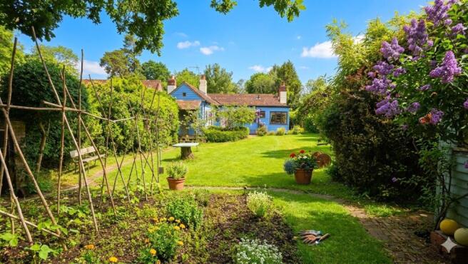 2 bed property, in Bunce Common Road, £550,000