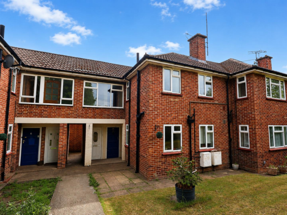 2 bed property, in Cherry Tree Walk, £215,000