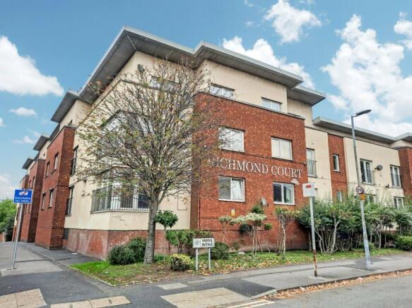 3 bed property, in Richmond Court, £165,000