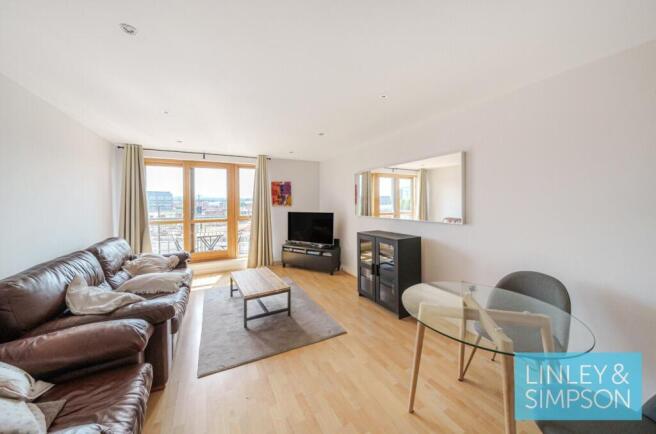 2 bed property, in Balmoral Place, £175,000
