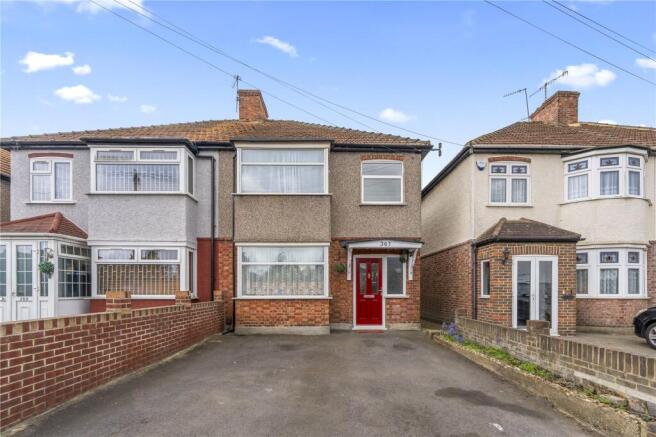 3 bed property, in Whitton Dene, £575,000