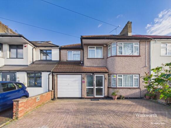 6 bed property, in D'arcy Drive, £725,000