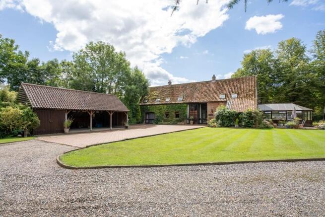 6 bed property, in Ipswich Road, £900,000