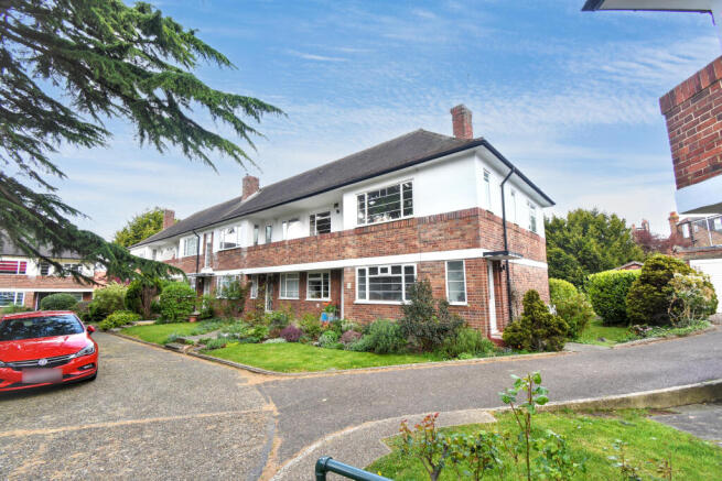 2 bed property, in Nether Street, £325,000