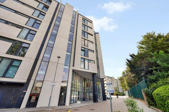 1 bed property, in Colonial Drive, £510,000