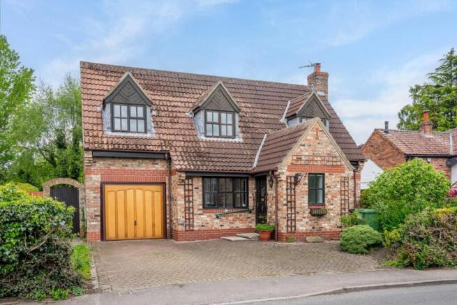 3 bed property, in Brecksfield, £400,000