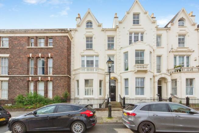 2 bed property, in Huskisson Street, £220,000