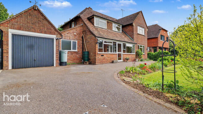 4 bed property, in The Street, £800,000