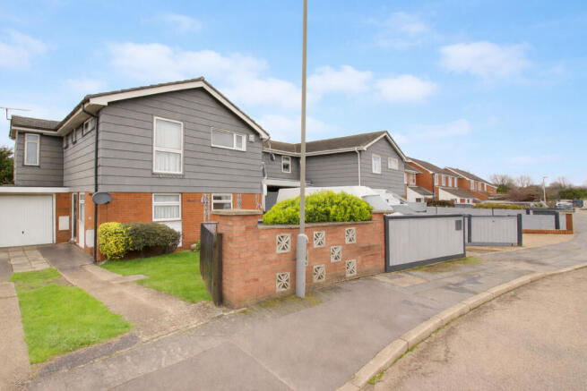 3 bed property, in Maple Grove, £315,000