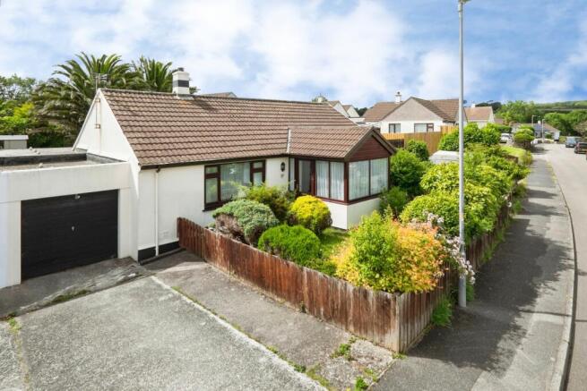 2 bed property, in Manor Way, £300,000