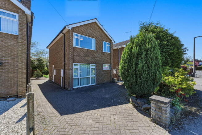 3 bed property, in Birchwood Drive, £185,000