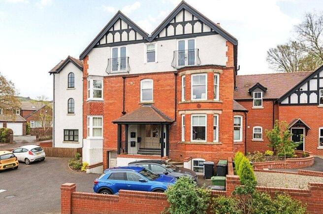 2 bed property, in Clive Avenue, £170,000
