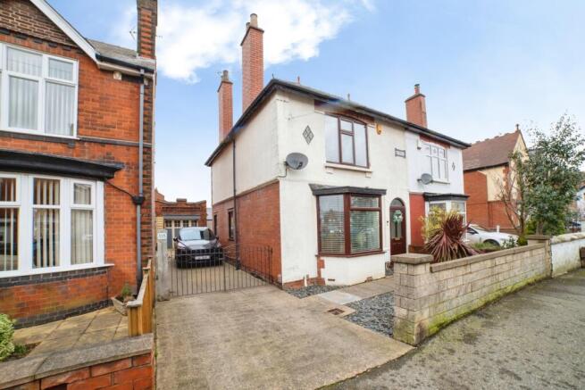 3 bed property, in Priestsic Road, £200,000