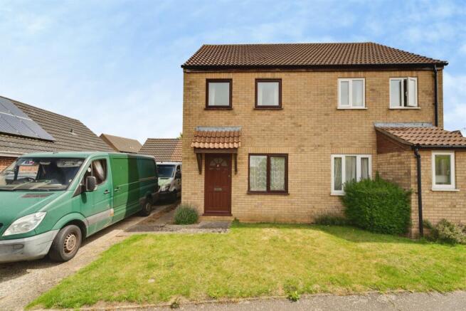 2 bed property, in High View Drive, £225,000