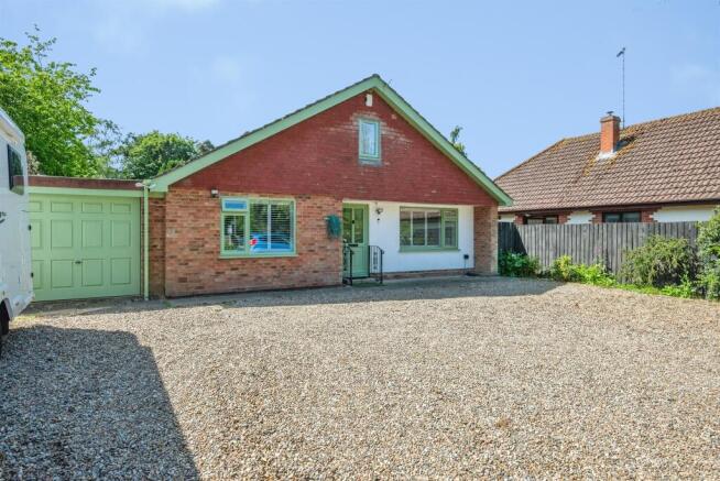 2 bed property, in Main Road, £400,000