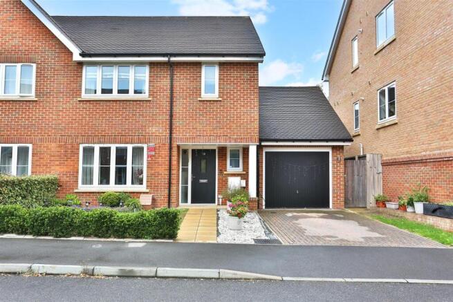 3 bed property, in Ceres Crescent, £800,000