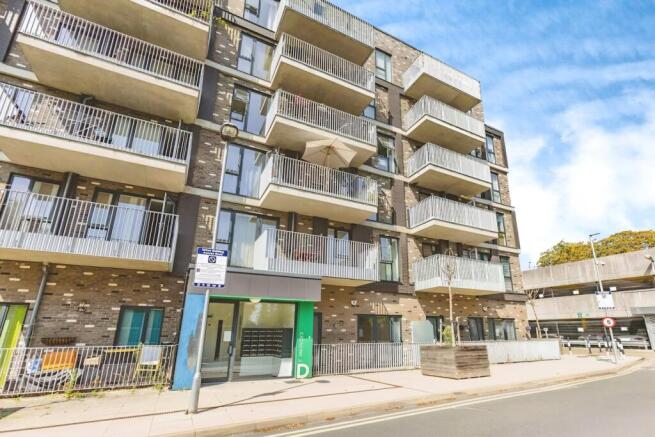 1 bed property, in Windsor Road, £200,000