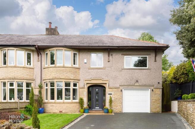 5 bed property, in Dell Meade, £595,000