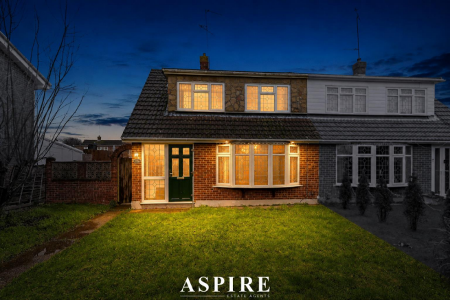 3 bed property, in Inworth Walk, £340,000
