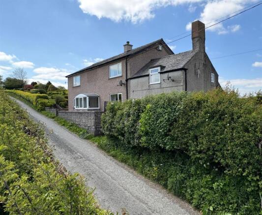 4 bed property, in Llangernyw, £230,000