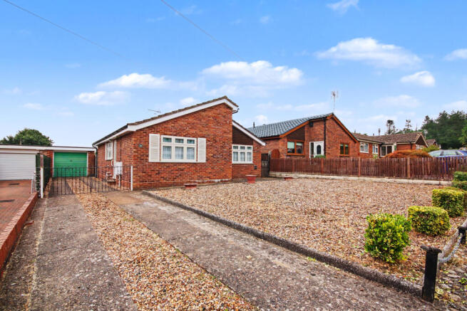 2 bed property, in Falcon Drive, £200,000