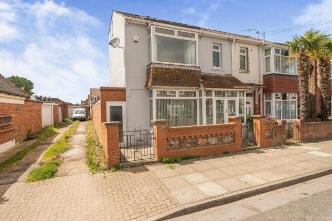 5 bed property, in Chelmsford Road, £400,000