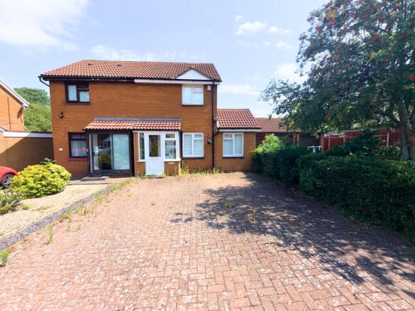 2 bed property, in 8 Pikehorne Croft, £80,000