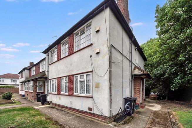 2 bed property, in Ravensdale Gardens, £200,000