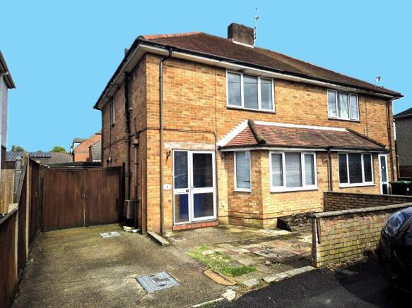 2 bed property, in Brokenford Avenue, £285,000