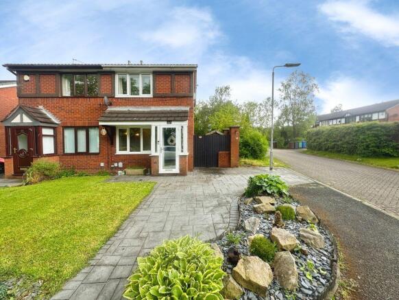 2 bed property, in St. Georges Road, £240,000