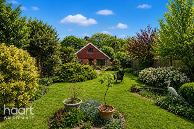 4 bed property, in Tunbury Avenue, £500,000