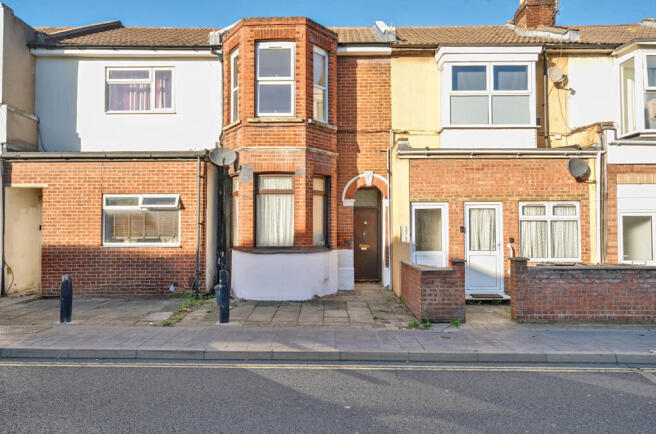 2 bed property, in New Road, £140,000
