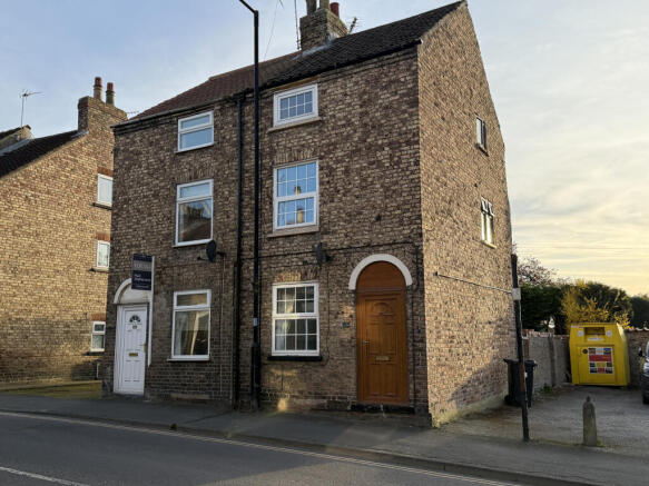 2 bed property, in Wold Street, £135,000