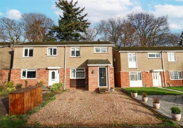 3 bed property, in Lea Springs, £350,000