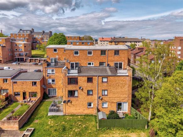 2 bed property, in Kinloch Street, £90,000