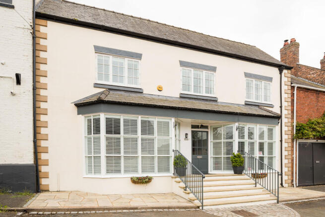 4 bed property, in High Street, £585,000