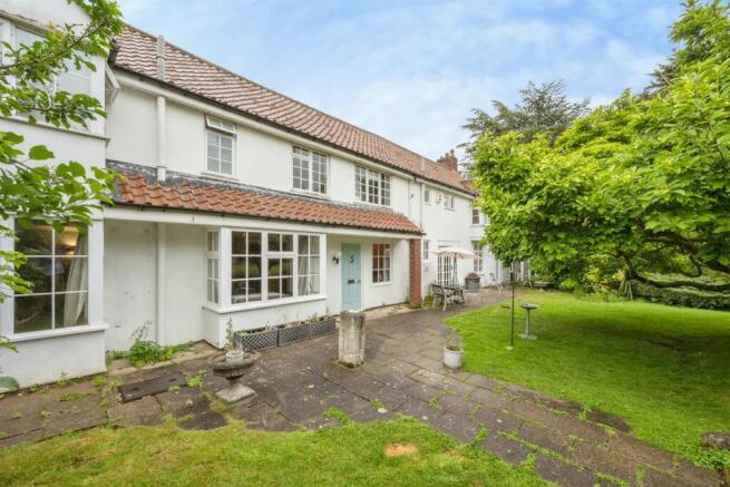 5 bed property, in Church Street, £750,000